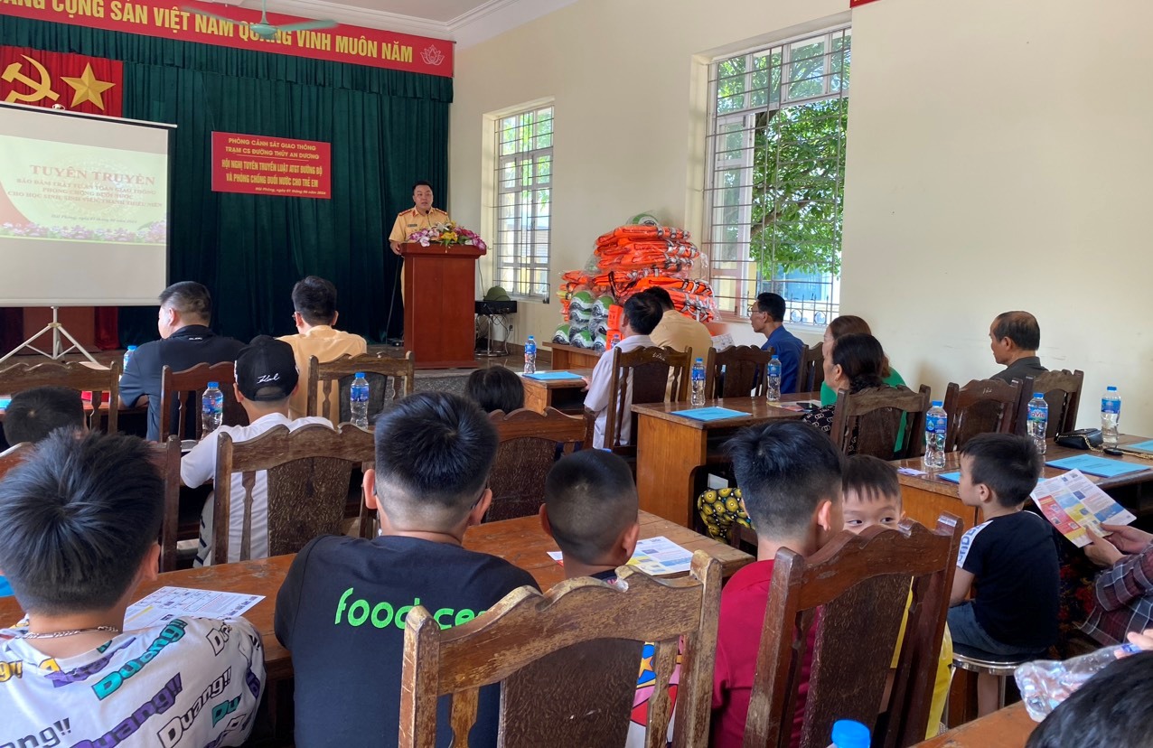 Tuyên truyền trật tự an toàn giao thông, phòng chống đuối nước cho cán bộ, nhân dân, thanh thiếu niên phường Đồng Hoà